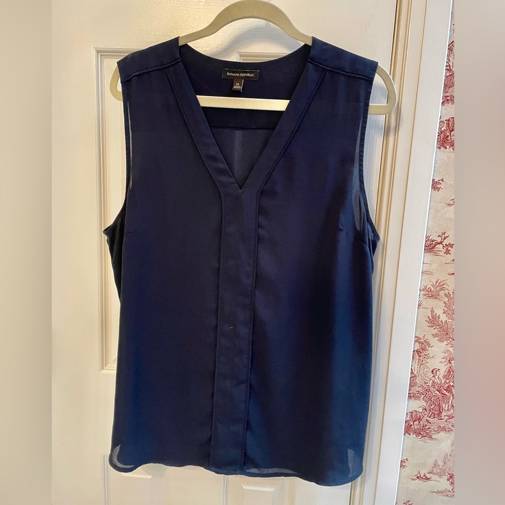 BANANA REPUBLIC Sleeveless, V neck, blouse.  Size XL. Dark Blue.